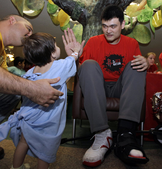 Яо Мин навестил больных детей в детской больнице