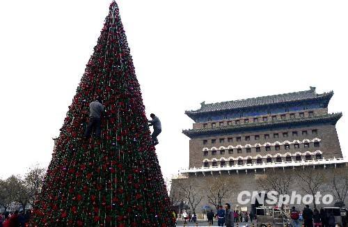 На улице Цяньмэнь Пекина впервые появилась елка