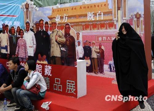 Картина «Площадь Тяньаньмэнь» привлекает множество туристов