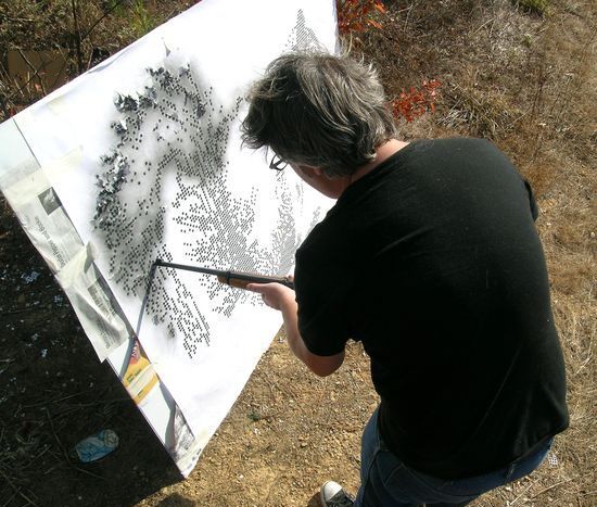 Американский художник Уолт Крил рисует картины ружьем
