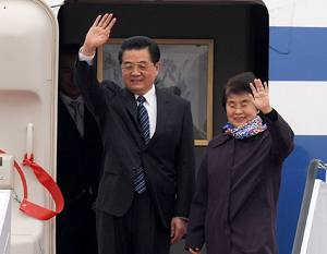 Ху Цзиньтао прибыл в Аомэнь для участия в торжественном собрании по случаю 10-летия возвращения Аомэня под суверенитет Китая