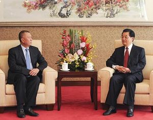 Ху Цзиньтао встретился с главой администрации САР Аомэнь Хэ Хоухуа