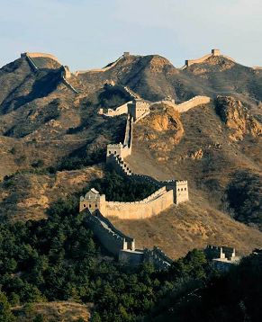 Величественный и впечатляющий участок Цзиньшаньлин Великой Китайской стены