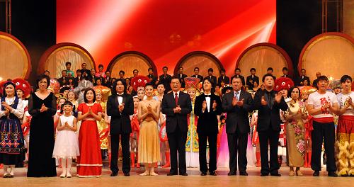 Председатель КНР Ху Цзиньтао присутствовал на художественном вечере в честь 10-летия возвращения Аомэня в лоно Родины