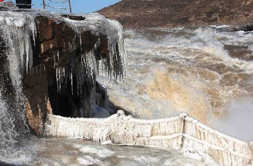 Красивые ледяные сосульки на водопаде Хукоу 