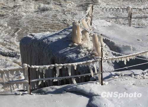 Красивые ледяные сосульки на водопаде Хукоу 