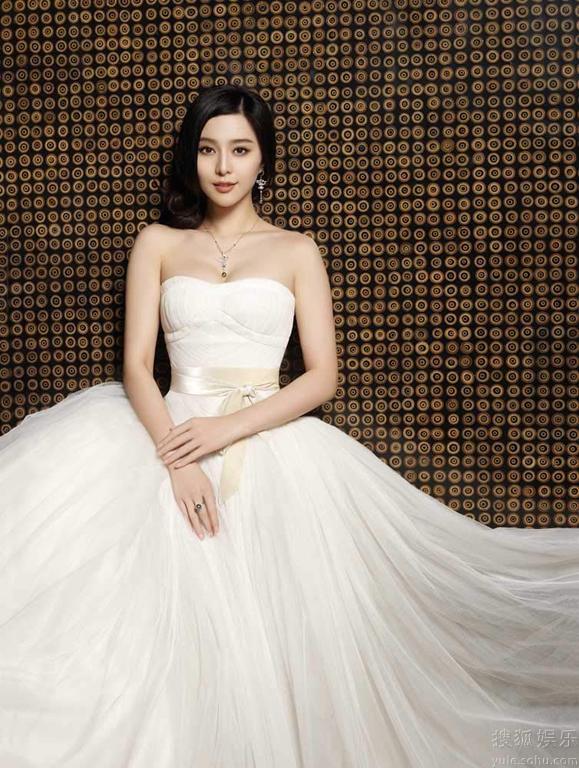 Актриса Фань Бинбин в свадебных платьях