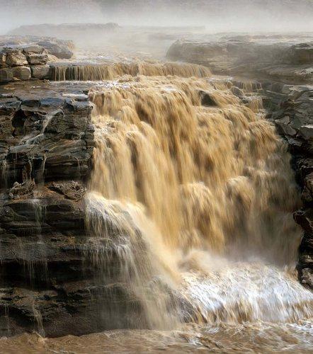 Величественный водопад Хукоу
