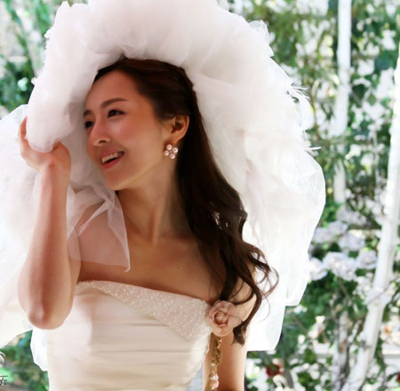 Красивая южнокорейская певица Hyo-Yeon в свадебных платьях 