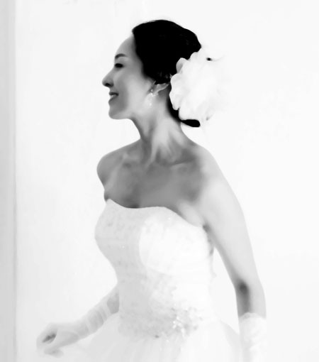 Красивая южнокорейская певица Hyo-Yeon в свадебных платьях 