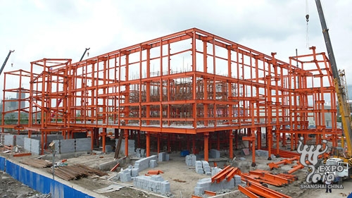 На фото: национальный павильон России в стадии строительства общей структуры (28 сентября 2009 года).