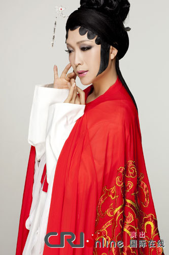 Известный оперный исполнитель Ли Юйган в женской роли 