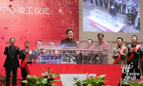 Заместитель секретаря Шанхайского горкома КПК и мэр Шанхая Хань Чжэн нажал на кнопку, обозначая завершение строительства ЭКСПО-центра в Шанхае.