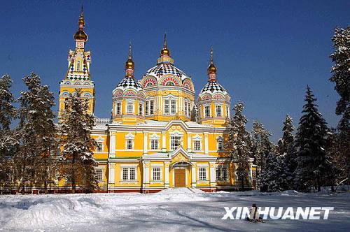 Город Алма-Ата Казахстана, покрытый снегом