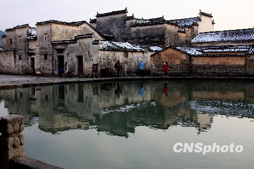 Красивое старинное село Хунцунь уезда Цяньсянь провинции Аньхой после снегопада 