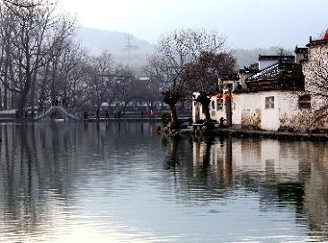 Красивое старинное село Хунцунь уезда Цяньсянь провинции Аньхой после снегопада