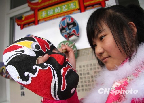 Школьники города Сучжоу раскрасили маски пекинской оперы для встречи Нового года