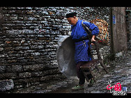 Местные жители ходят в нарядах национальности хань, которые были популярны во времена правления династии Мин. Они живут согласно простым обычаям и нравам этой династии.
