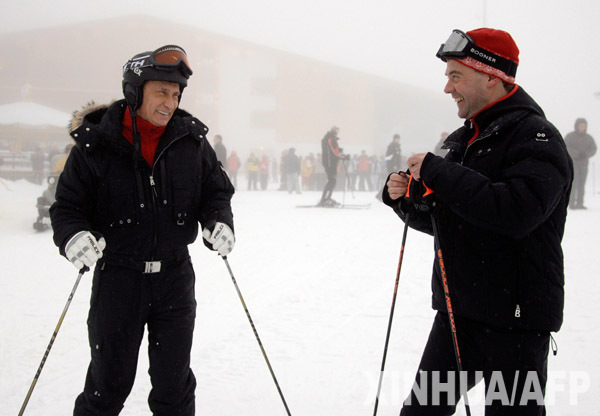 Д. Медведев и В. Путин в 'Красной Поляне' покатались на лыжах