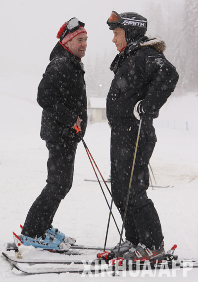 Д. Медведев и В. Путин в 'Красной Поляне' покатались на лыжах