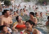 Туристы города Чунцин встретили Новый год, принимая ванны в горячем минеральном источнике
