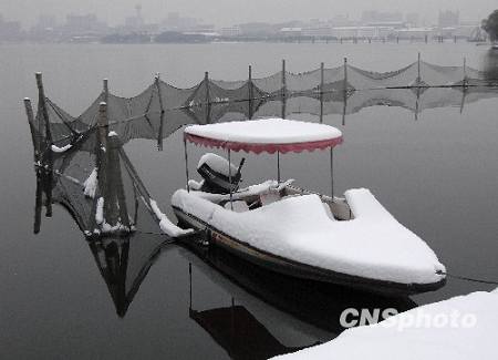 Красивое озеро Дунху в городе Ухань после снегопада
