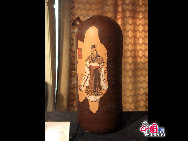 Было представлено более 220 художественных произведений, демонстрирующих историю и культуру 56 национальностей Китая, включая скульптуру, вышивку, текстиль, металлические изделия.
