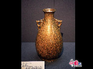 Было представлено более 220 художественных произведений, демонстрирующих историю и культуру 56 национальностей Китая, включая скульптуру, вышивку, текстиль, металлические изделия.
