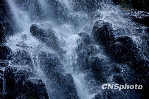 Удивительный ледяной водопад в пейзажных горах Хуаншань