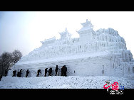 На фото: художники работают над созданием снежной скульптуры.