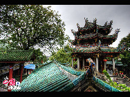 Монастырь Наньпуто расположен у подошвы пяти горных вершин Улаофэн в городе Сямэнь провинции Фуцзянь. Монастырь был построен во времена правления династии Тан. Позже он не раз реставрировался.