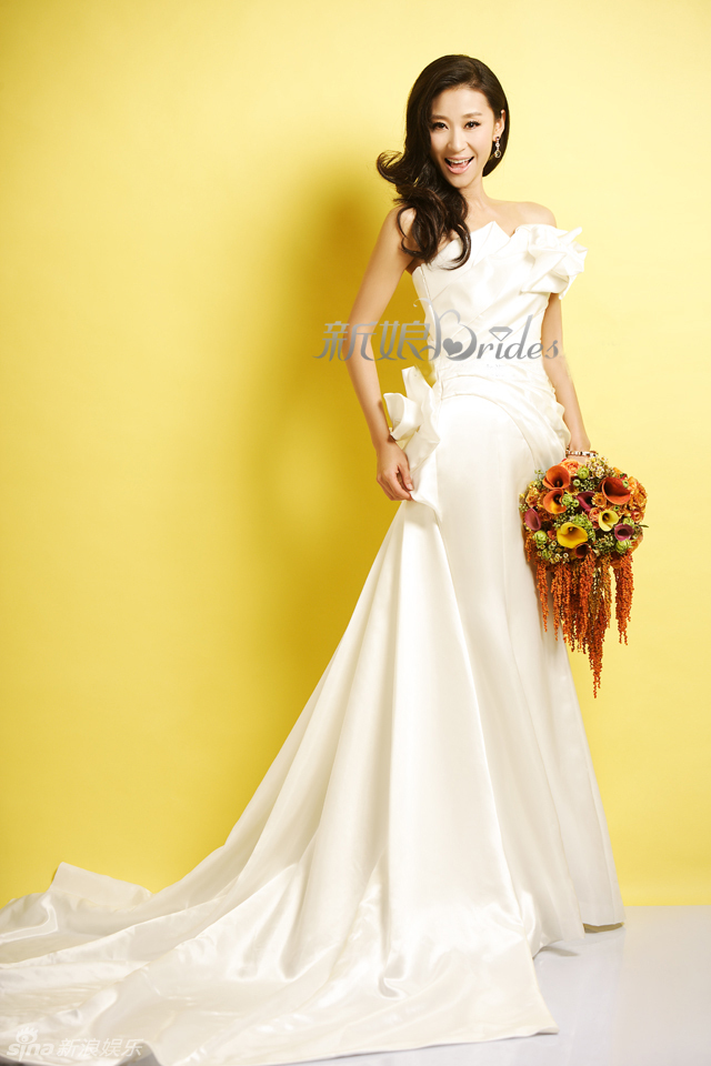 Китайская красавица Мяо Пу в свадебных платьях 