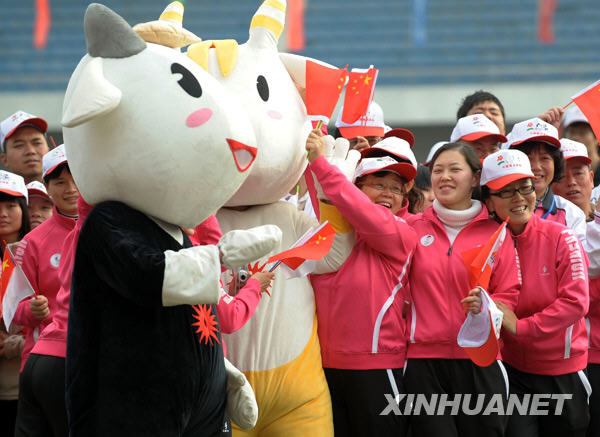 Жители Гуанчжоу отмечают отсчет 300 дней до открытия Азиатских игр 