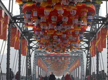 100-летний мост украшен фонарями в честь наступающего Нового года по лунному календарю
