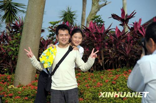 Туристы зимой наслаждаются солнцем в провинции Хайнань