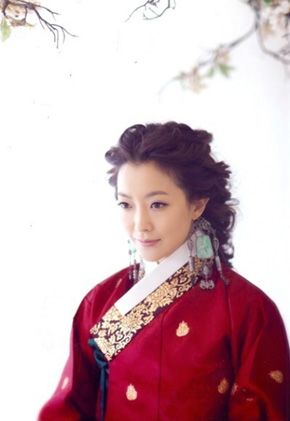 Ким Хи Сон в традиционной одежде2