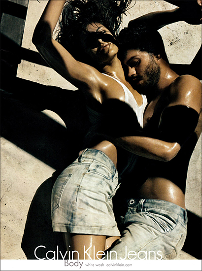 Сексуальные рекламные фотографии бренда «Кельвин Кляйн» 2010 года2