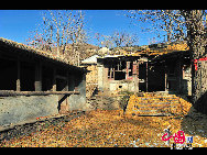 Деревня Сюеюй находится на юго-западе Пекина, в районе Фаншань. В данной деревне есть более ста дворов-сыхэюаней, построенных во времена правления династий Мин и Цин. В каждой семье есть каменный жернов. 