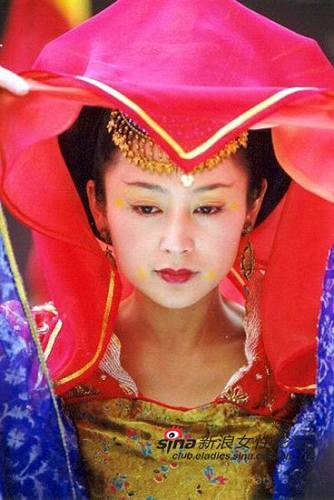 Звезды в китайских традиционных нарядах невест