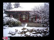 Чарующий пейзаж в парке Ихэюань после снегопада 