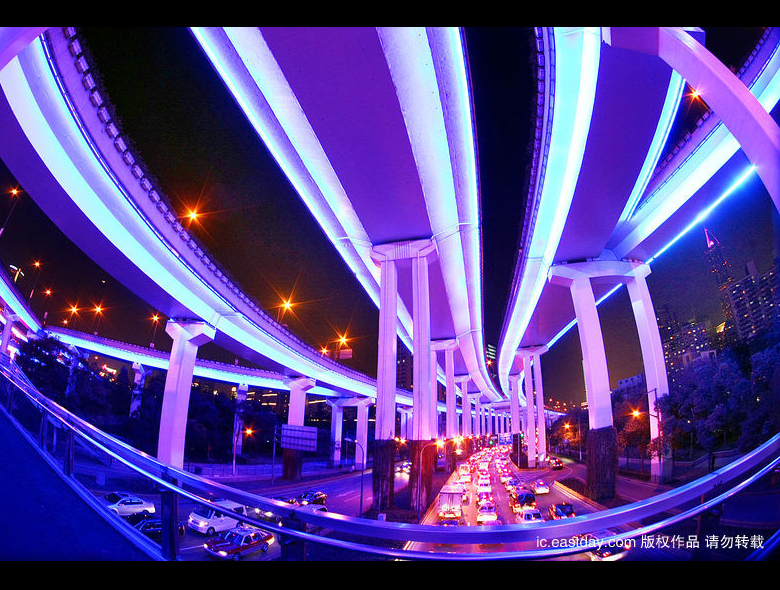 Прекрасные снимки вечернего Шанхая, на которых видно применение светодиодных ламп для освещения скоростных автодорог 