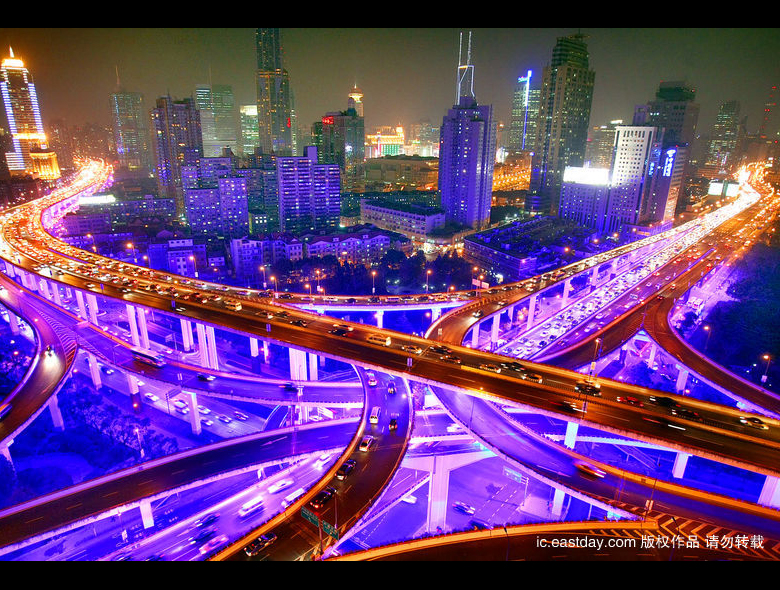 Прекрасные снимки вечернего Шанхая, на которых видно применение светодиодных ламп для освещения скоростных автодорог 