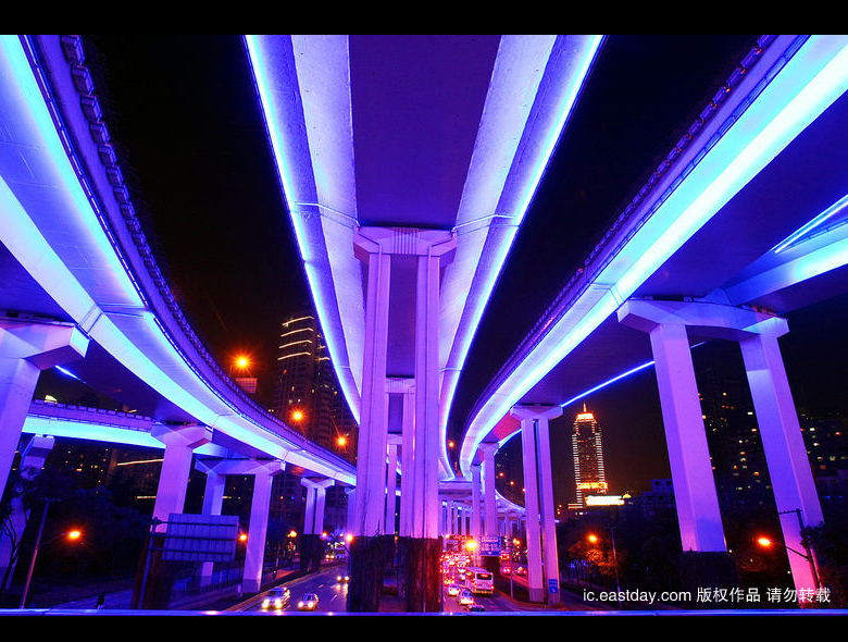 Прекрасные снимки вечернего Шанхая, на которых видно применение светодиодных ламп для освещения скоростных автодорог