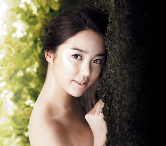 Сексуальная Юн Ын Хе демонстрирует красивую спину в рекламе 3