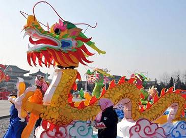 Цветными фонарями встречают Праздник Весны в городе Жушань провинции Шаньдун