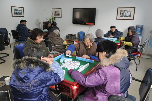 На фото: пожилые люди играют в мацзян в игровом центре (27 января 2010 года).