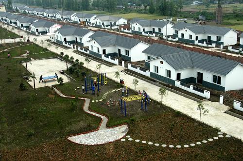 На фото: новая деревня Дунюе города Шифан, восстановленная после землетрясения (1 мая 2009 года).