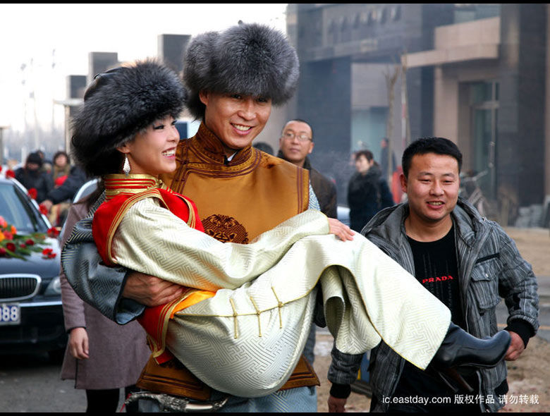 Свадьба чемпиона пекинской Олимпиады по боксу Чжан Сяопина западного и монгольского стиля