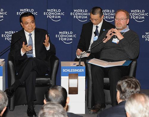 Ли Кэцян провел встречу с председателем ВЭФ и принял участие в диалоге с видными предпринимателями