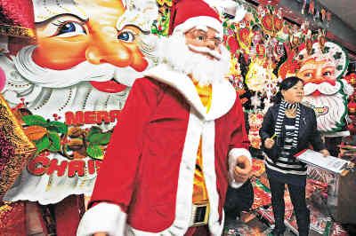 17 декабря 2009 года, один бизнесмен из города Иу рекомендует свои товары. В последнее время Иу стал крупнейшей ярмаркой рождественных товаров в мире, оттуда поставляются более десяти тысяч видов рождественных товаров в более 100 стран и регионов мира. 17 декабря 2009 года, один бизнесмен из города Иу рекомендует свои товары. В последнее время Иу стал крупнейшей ярмаркой рождественных товаров в мире, оттуда поставляются более десяти тысяч видов рождественных товаров в более 100 стран и регионов мира.